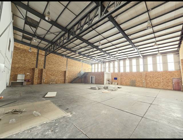 866M² WAREHOUSE TO LET IN NORTH RIDING